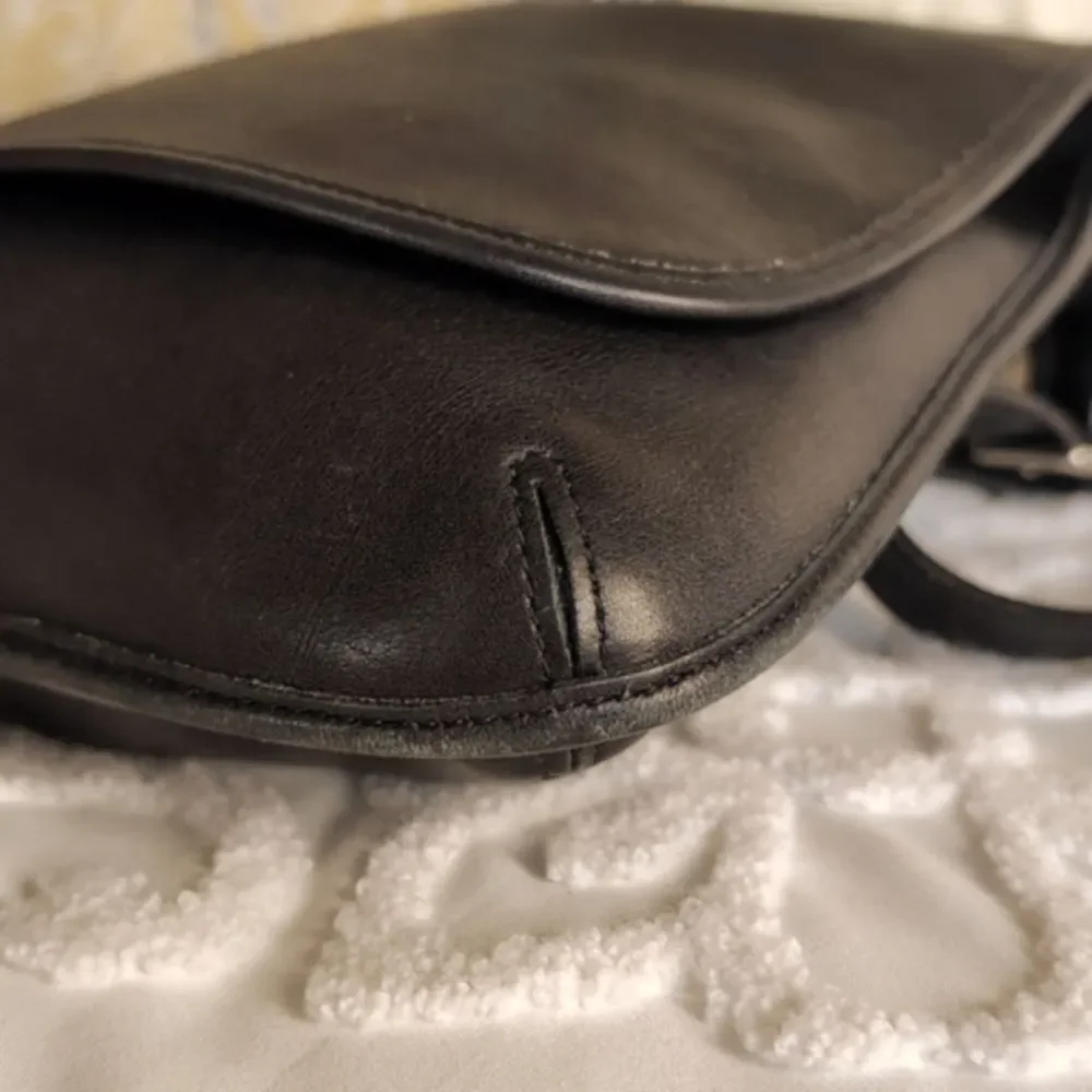 Vintage Coach Black 🖤 Leather Slim Hippie Flap Crossbody Saddle Messenge